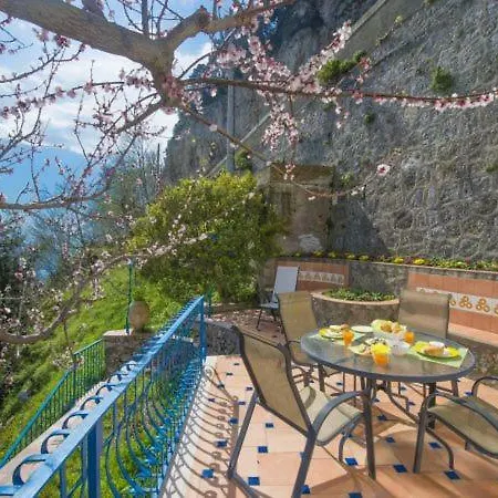 Sleeps 2 Wifi Holiday home Amalfi